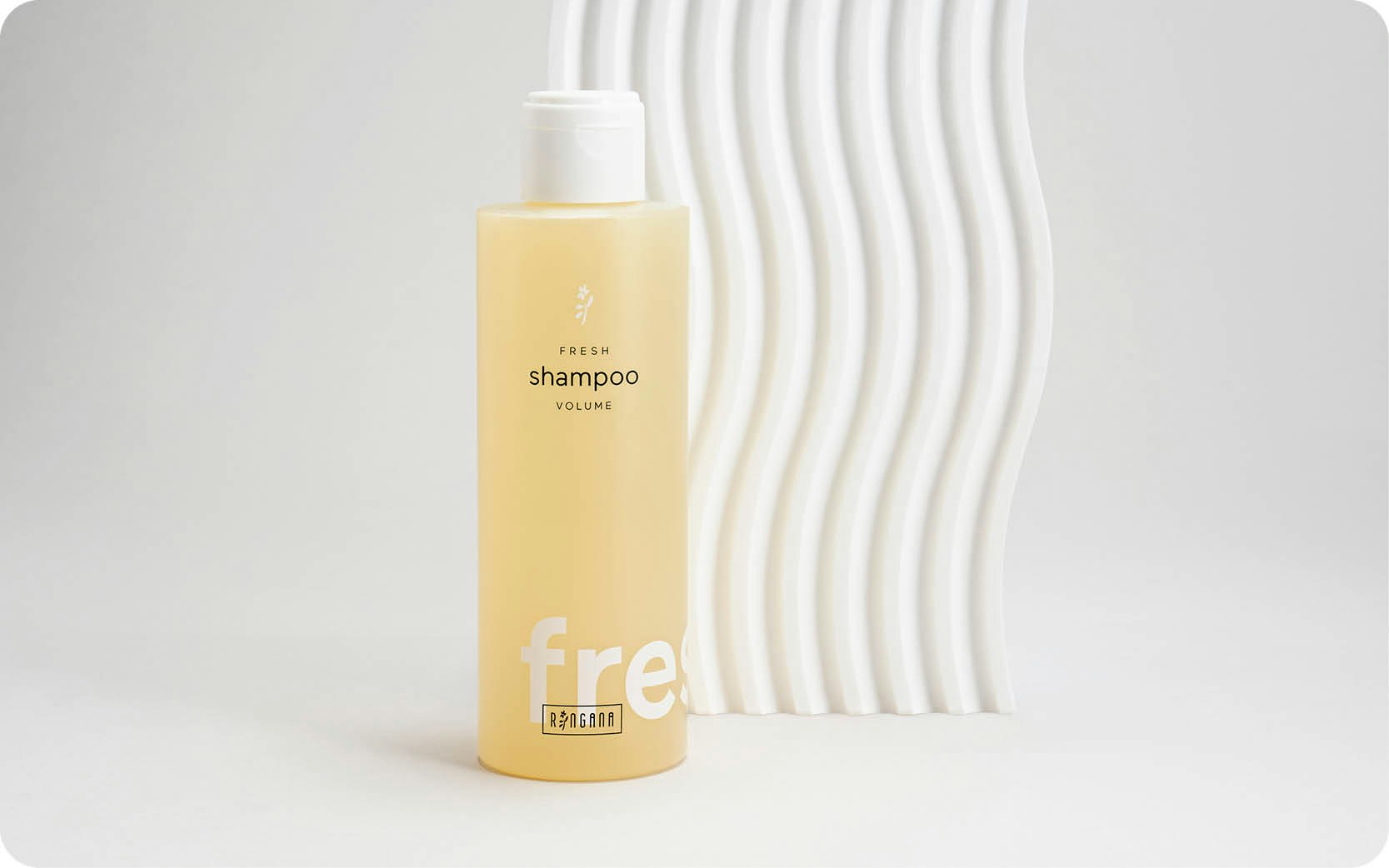 FRESH volume shampoo vor einem gewellten Hintergrund - symbolisiert sanfte Pflege und Reinigung für gesundes Haar.